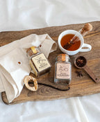 Conjunto de Infusões Artesanais em frascos de vidro com rolha de cortiça e infusor de vidro com tampa de cortiça