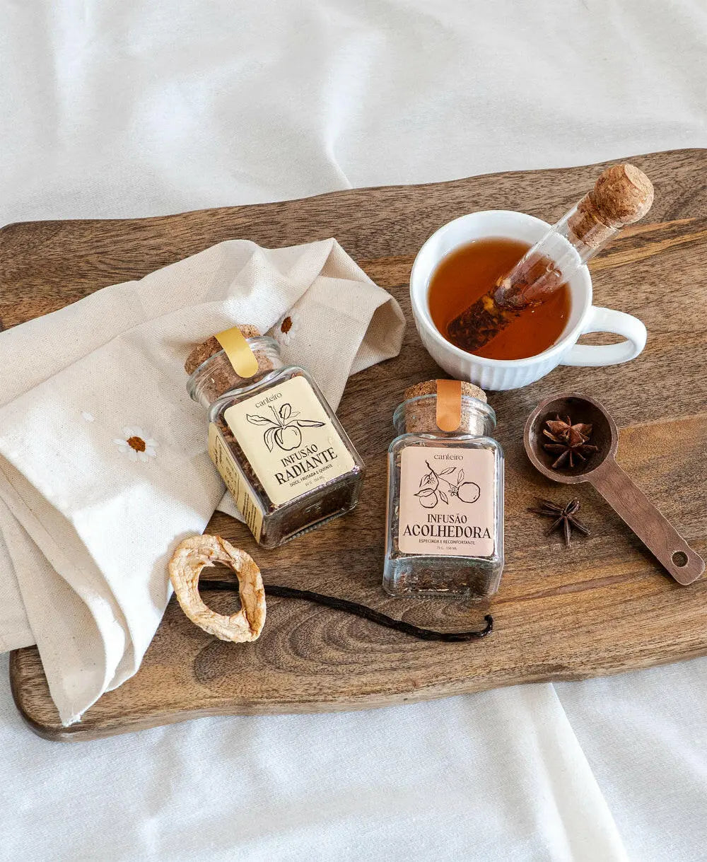 Conjunto de Infusões Artesanais em frascos de vidro com rolha de cortiça e infusor de vidro com tampa de cortiça