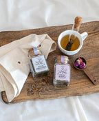 Conjunto de Infusões Artesanais em frascos de vidro com rolha de cortiça e infusor de vidro com tampa de cortiça